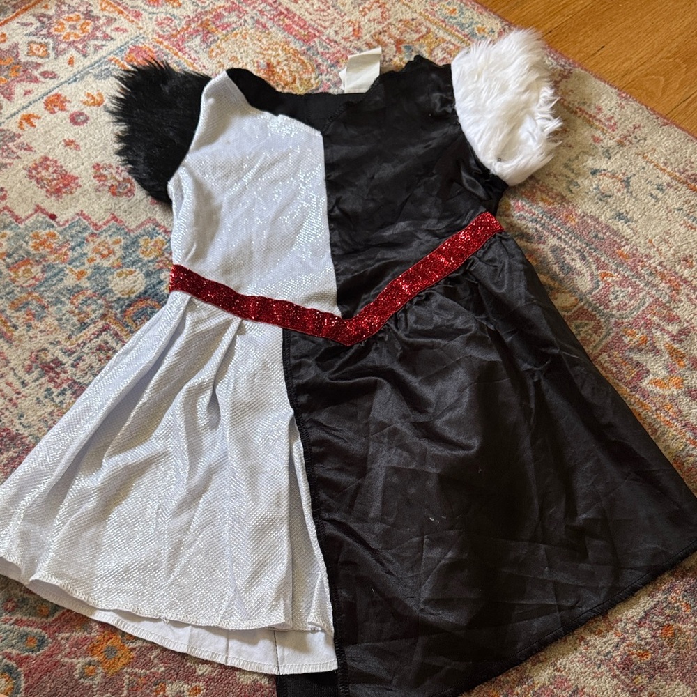 Kids Cruella Deville costume with neck piece